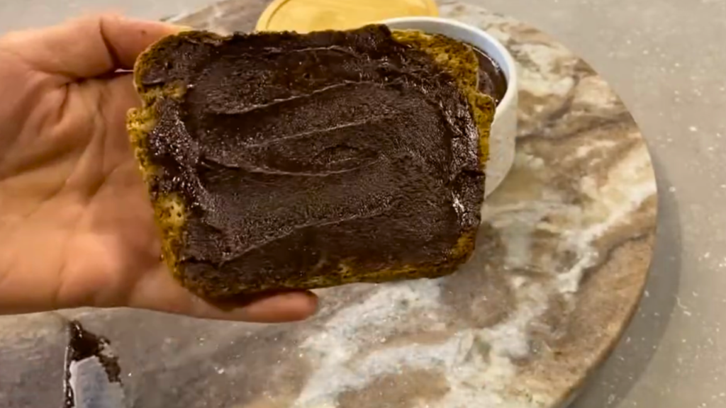 Pâte à tartiner aux noix de Grenoble & caroube Une pâte à tartiner naturelle et veloutée, préparée avec des noix activées et de la caroube pour une douceur saine et gourmande.